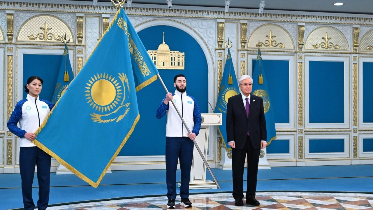 Президент Қысқы Олимпиада ойындары мен Паралимпиадаға қатысатын ұлттық құрама мүшелеріне Мемлекеттік туды тапсырды