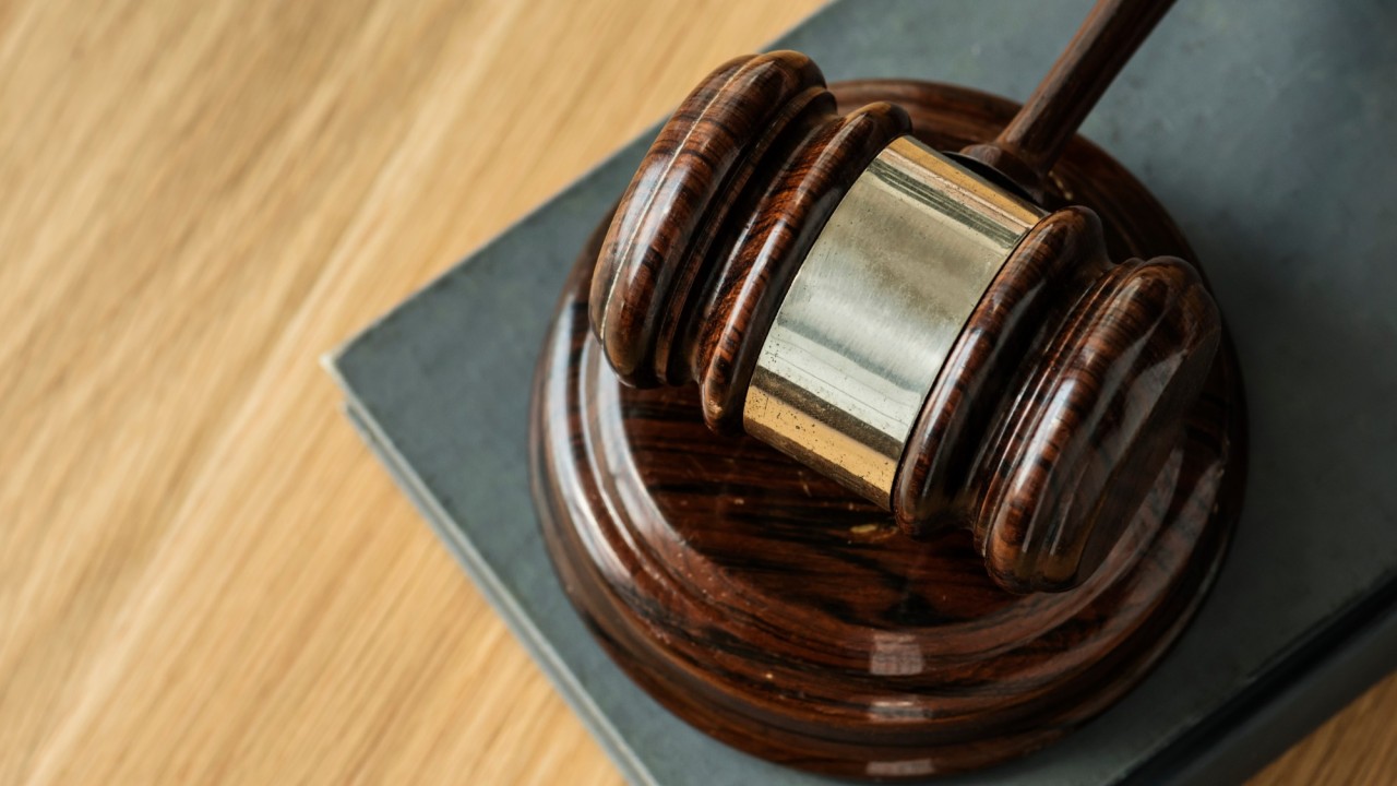 Кәмелетке толмаған баласын дұрыс тәрбиелемегені үшін анасына айыппұл салынды