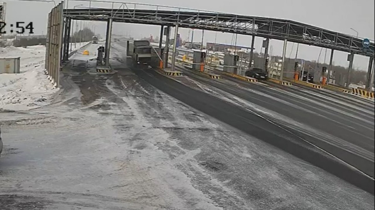 Астанада тежегіші істен шыққан жүк көлігі ақылы жолдағы төлем терминалын қиратты