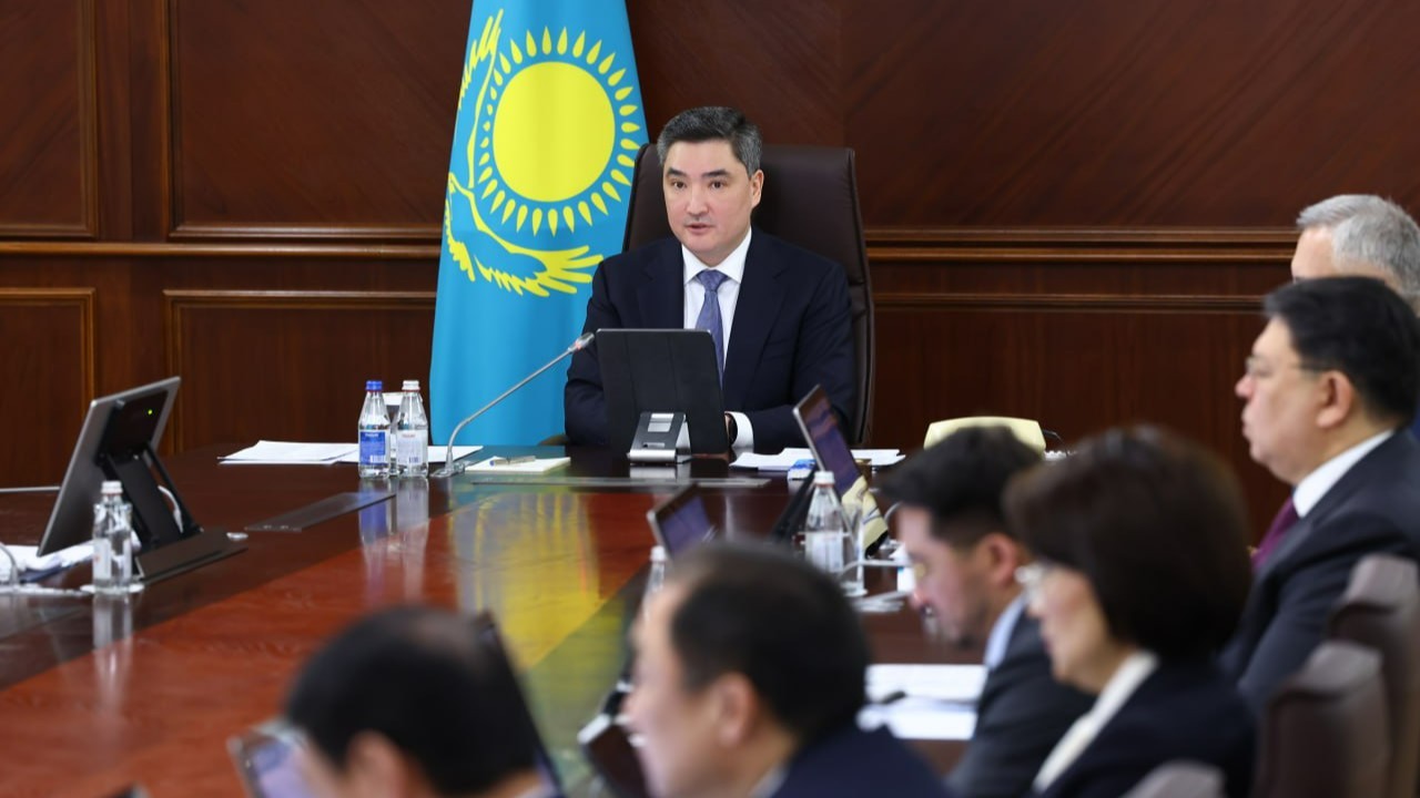 Жасөспірімдер фастфуд пен энергетикалық сусындарға тәуелді: Бектенов Денсаулық сақтау министрлігіне тапсырма берді