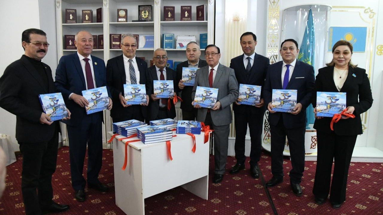 Astana aqshamy және «Вечерняя Астана» газеттерінің 35 жылдығына арналған кітаптың тұсаукесері өтті