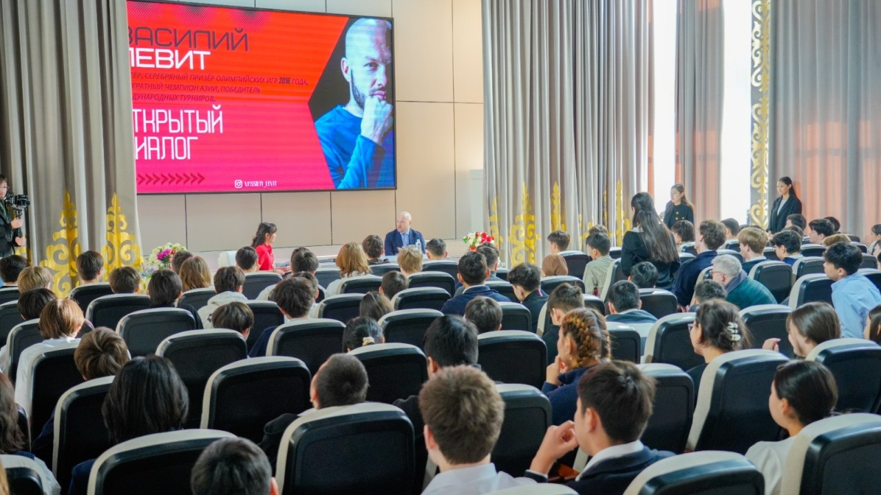 Танымал боксшы Василий Левит елордалық оқушылармен кездесті