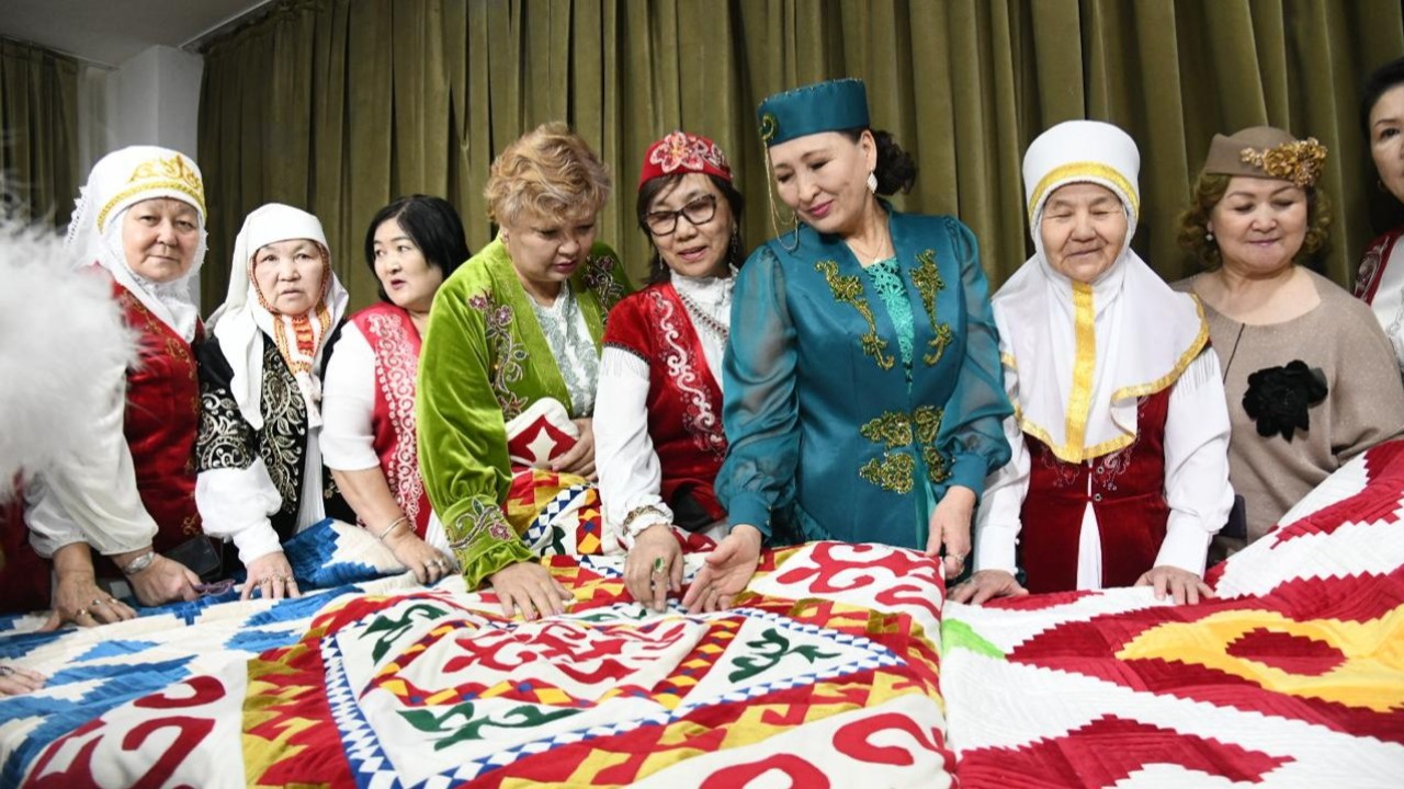 Алып құрақ көрпе тіккен қазақстандық ісмерлер әлемдік рекордтар кітабына ресми түрде тіркелді