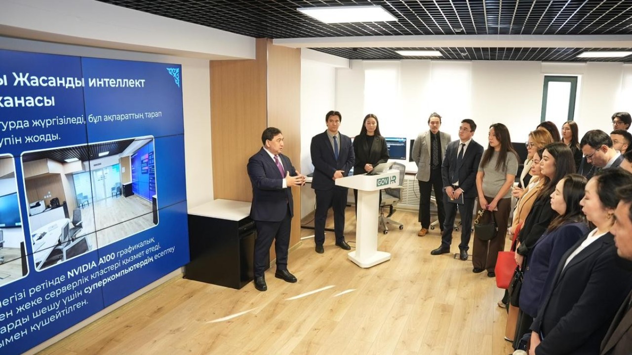 Дархан Жазықбай «Талдау мектебі» тыңдаушыларымен кездесті