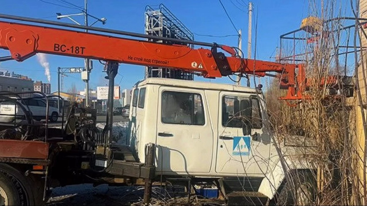 Ақтөбеде арнайы техника жеке үйдің қоршауына соғылды