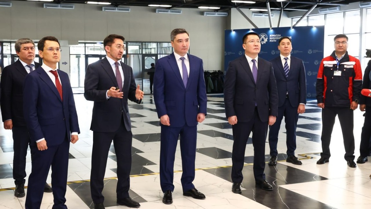Олжас Бектенов Екібастұздағы «бұлтты» сервистер және ЖИ мүмкіндіктері орналастырылатын арнайы аймаққа барды