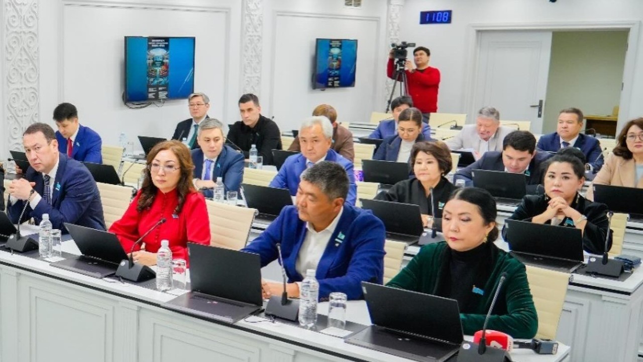 «Ақ жол» партиясы Астана қалалық филиалының депутаттары жаңа Конституция жобасын талқылады