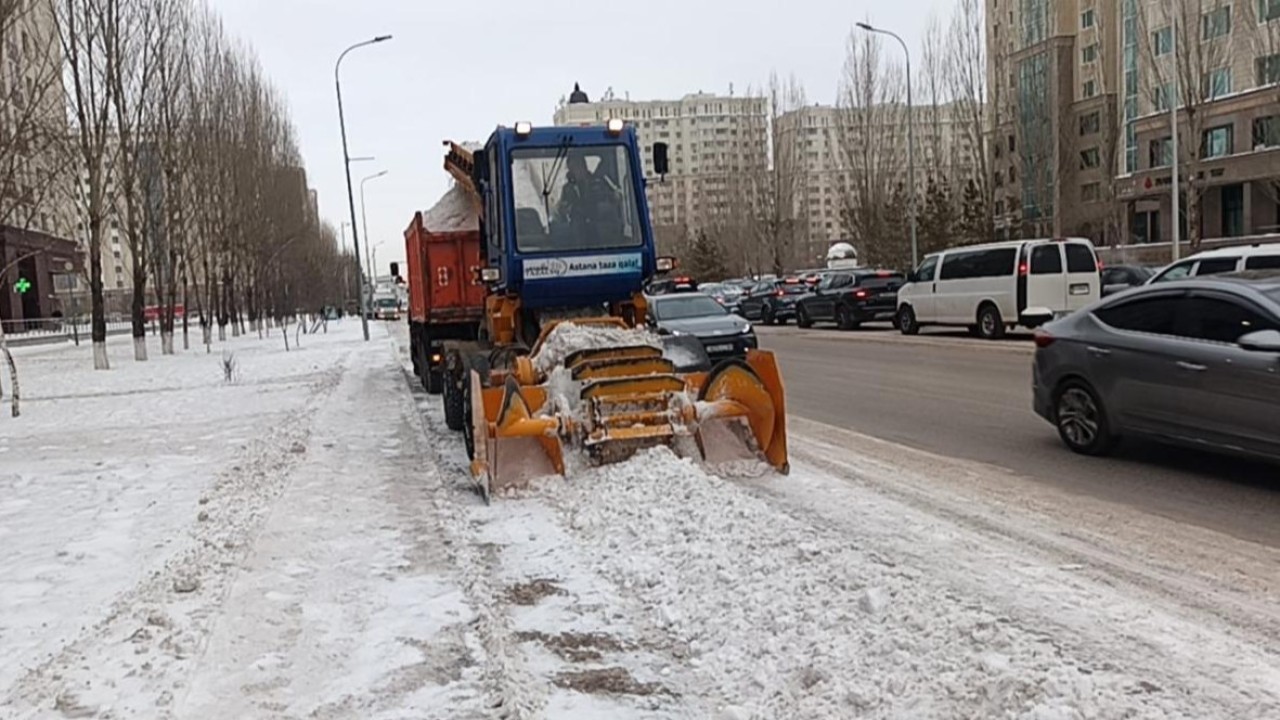 Өткен түнде елорда аумағынан 30 мың текше метр қар шығарылды