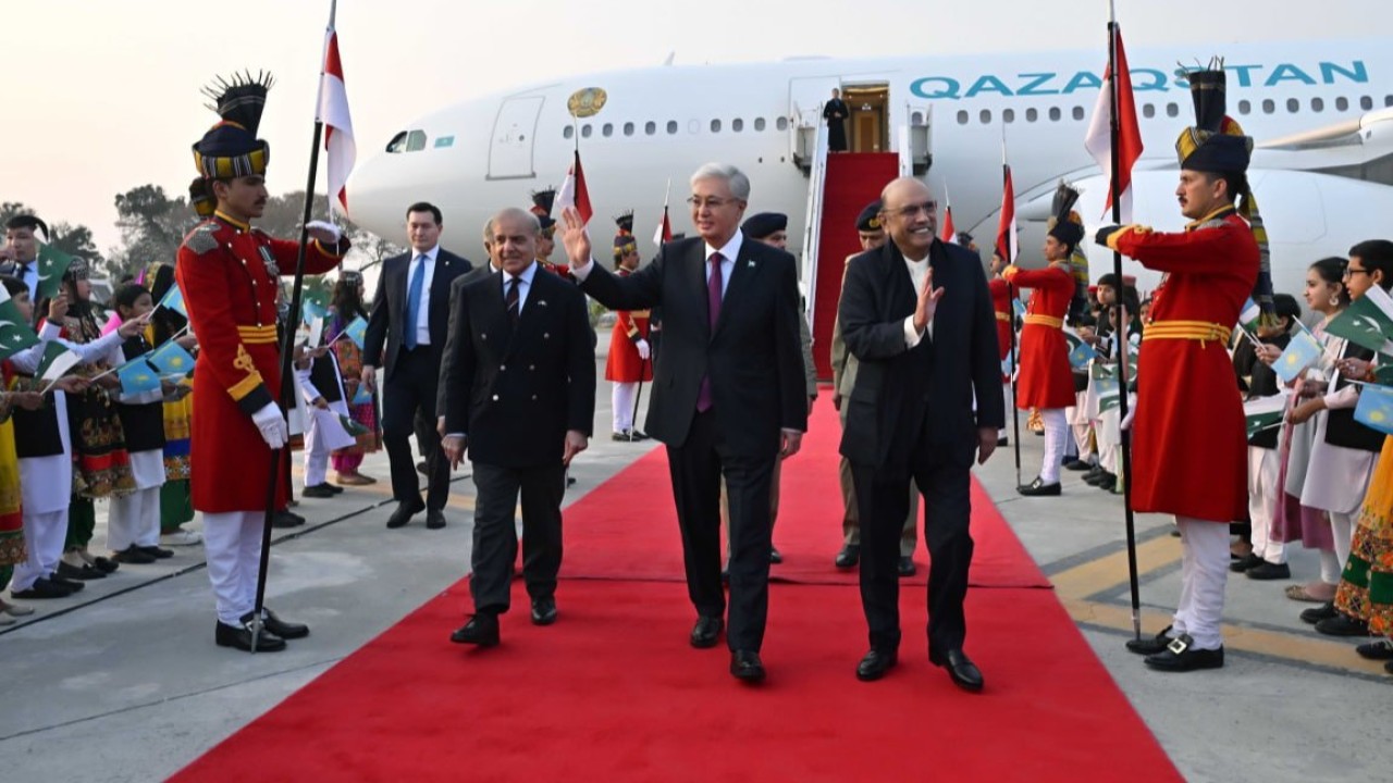 Қасым-Жомарт Тоқаевты Исламабад әуежайында Пәкістанның Президенті қарсы алды