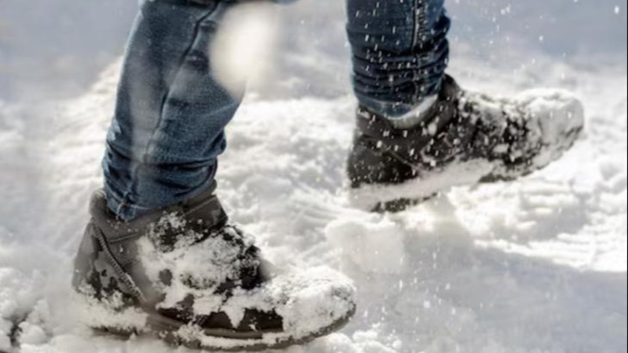 Көкшетау полицейлері арыққа құлап шыға алмай жатқан алты жасар баланы құтқарып қалды (ВИДЕО)