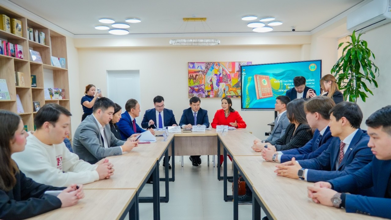 Елорданың белсенді жастары жаңа Конституция жобасының негізгі ережелерін талқылады