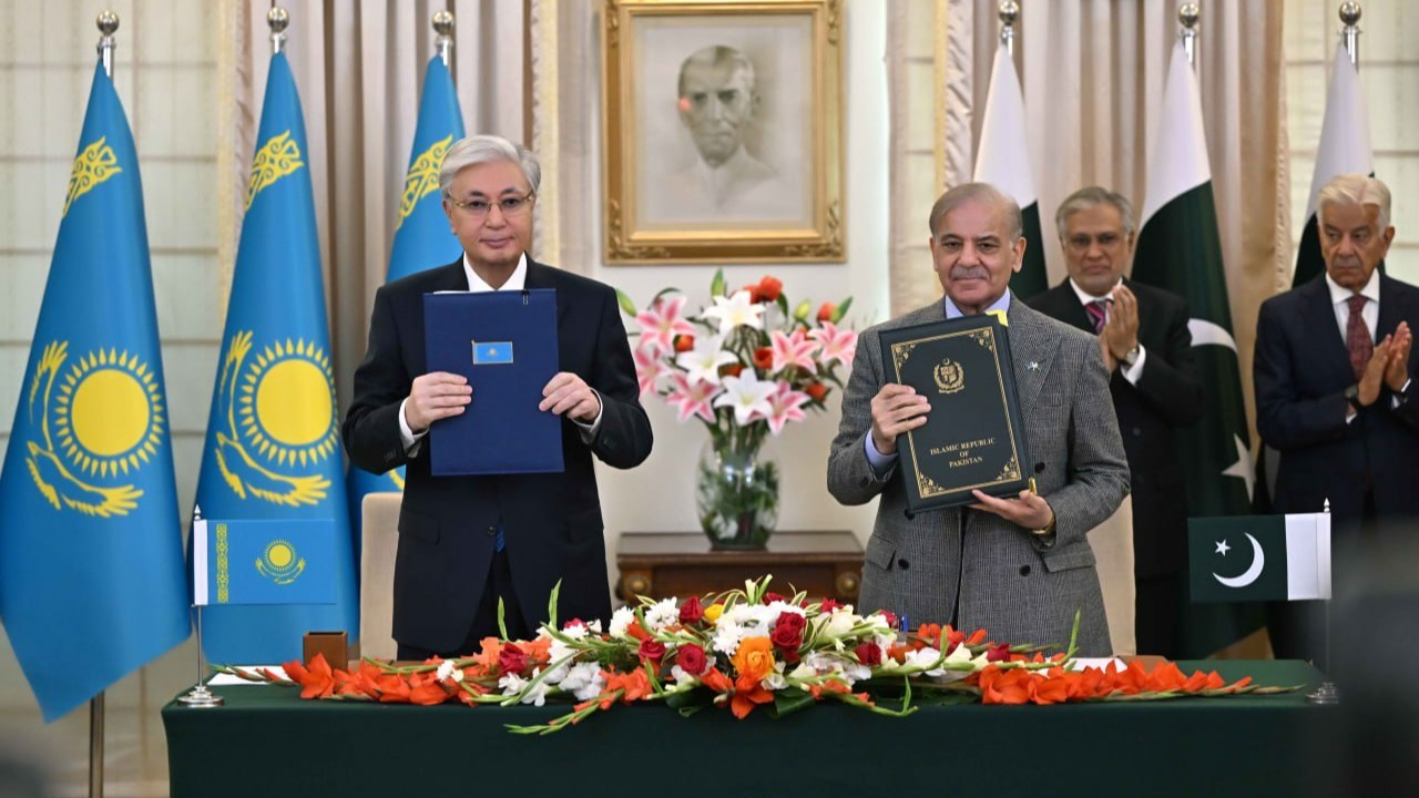 Қасым-Жомарт Тоқаев пен Шахбаз Шариф стратегиялық серіктестік орнату туралы декларацияға қол қойды