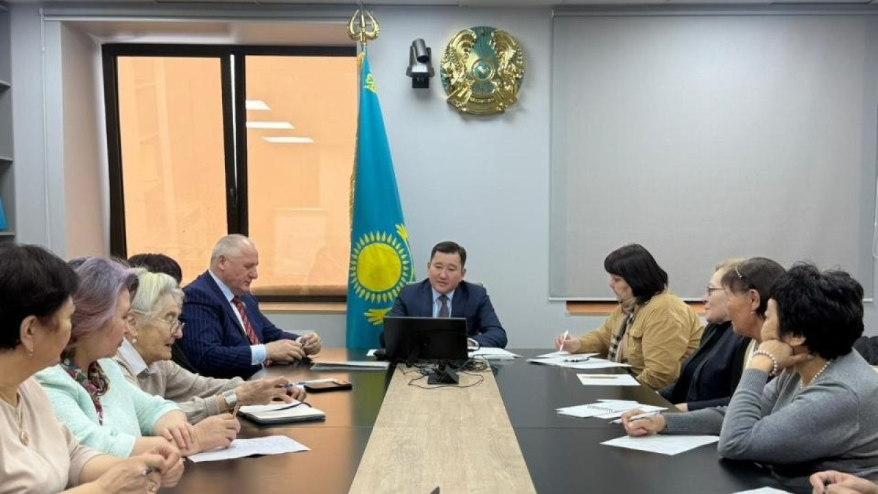 Елордалық білім саласының ардагерлері Қазақстан Конституциясына енгізілетін өзгерістерді талқылады