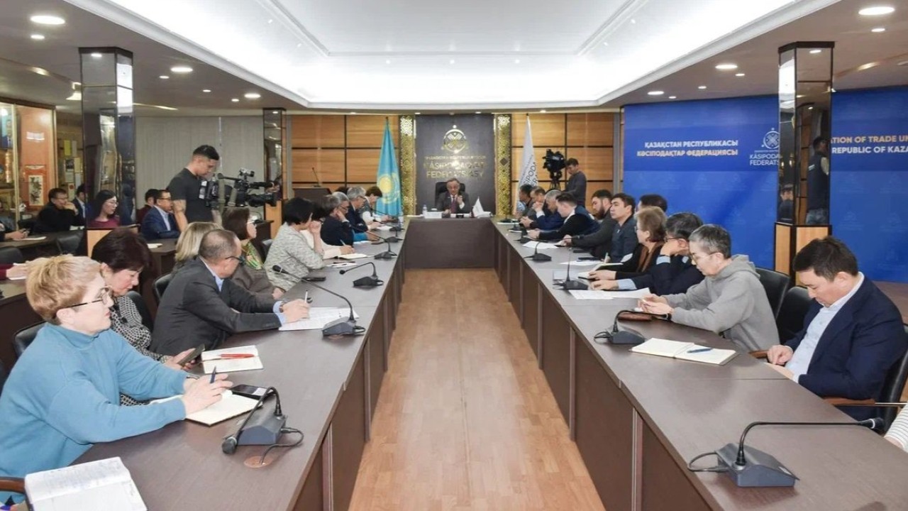 Кәсіподақтар федерациясы қазақстандықтарды жаңа Конституция жобасын қолдауға шақырды