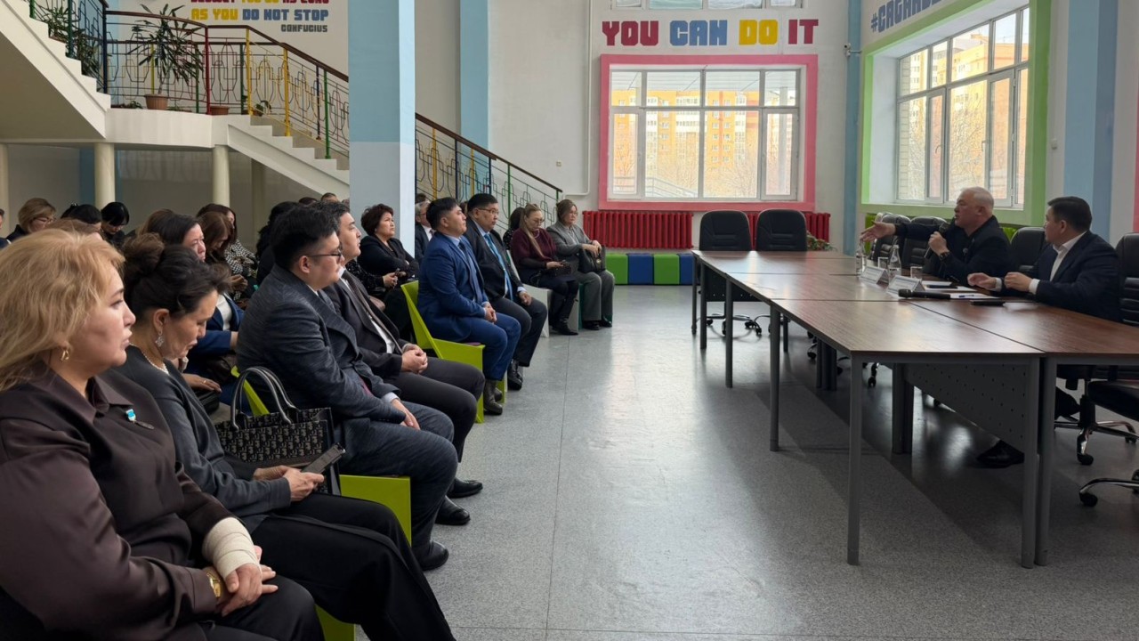 Мәжіліс депутаты елордадағы мектеп директорларына жаңа Конституция жобасын түсіндірді