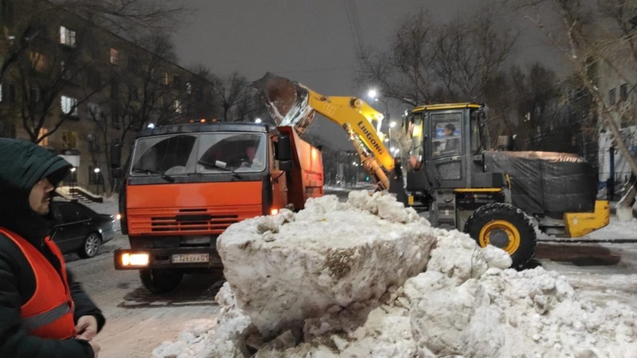 Астанадан бір түнде 70 мың текше метр қар шығарылды