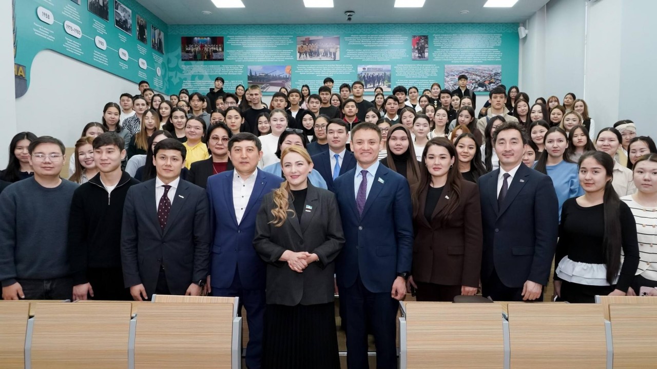 Астанада депутаттар студенттерге жаңа Конституция жобасының ерекшелігін түсіндірді