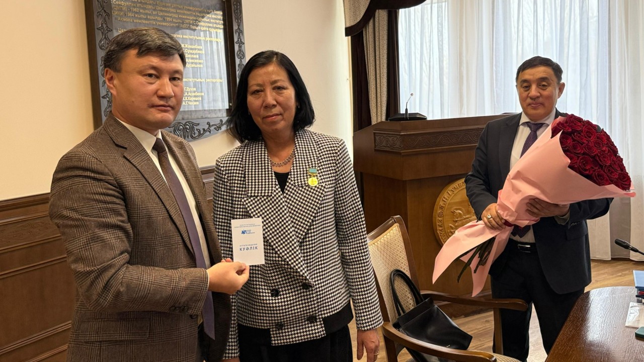 Әдебиеттанушы ғалым Қарлығаш Байтанасова «Күлтегін» медалімен марапатталды