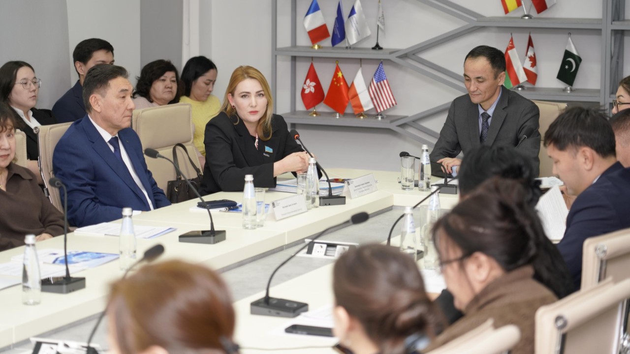 Астанада Мәжіліс депутаттары оқытушылармен жаңа Конституция жобасын талқылады