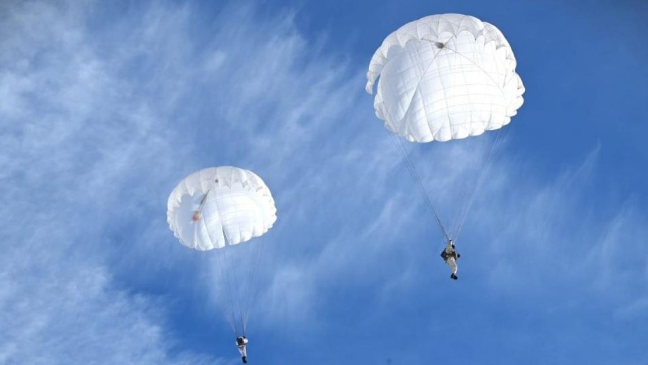 Мерзімді қызметтің 200-ге жуық сарбазы алғаш рет парашютпен секірді
