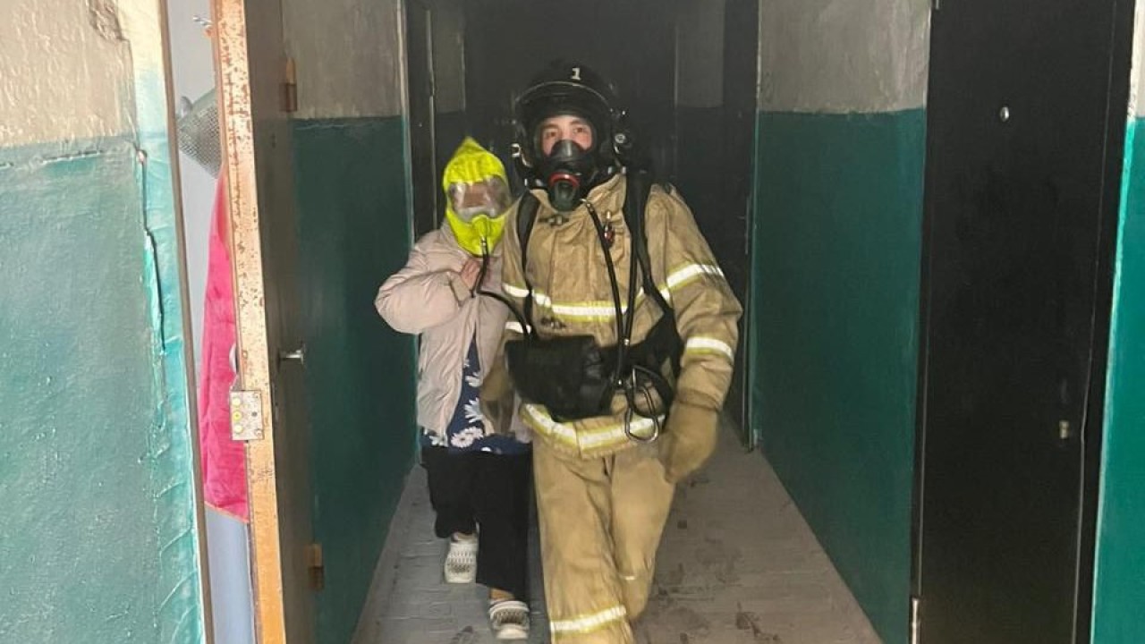 Ақтөбенің Астана ауданындағы көпқабатты үй өртеніп, құтқарушылар 30 адамды қауіпсіз аймаққа шығарды