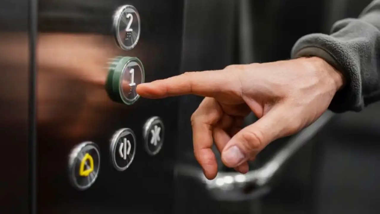 Астанада лифт ішінде қалып қойған екі жасөспірім құтқарылды