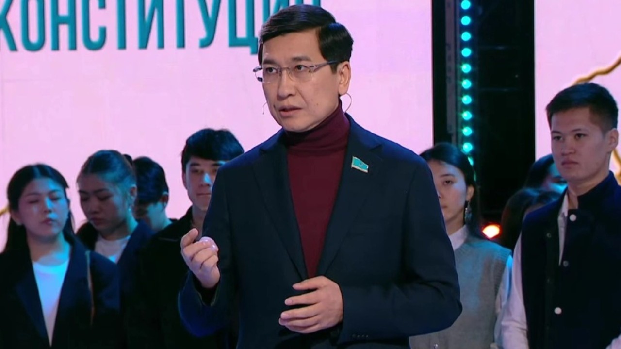 Асхат Аймағамбетов: Жаңа Конституция мұғалім айлығының азаймайтынына кепіл болады