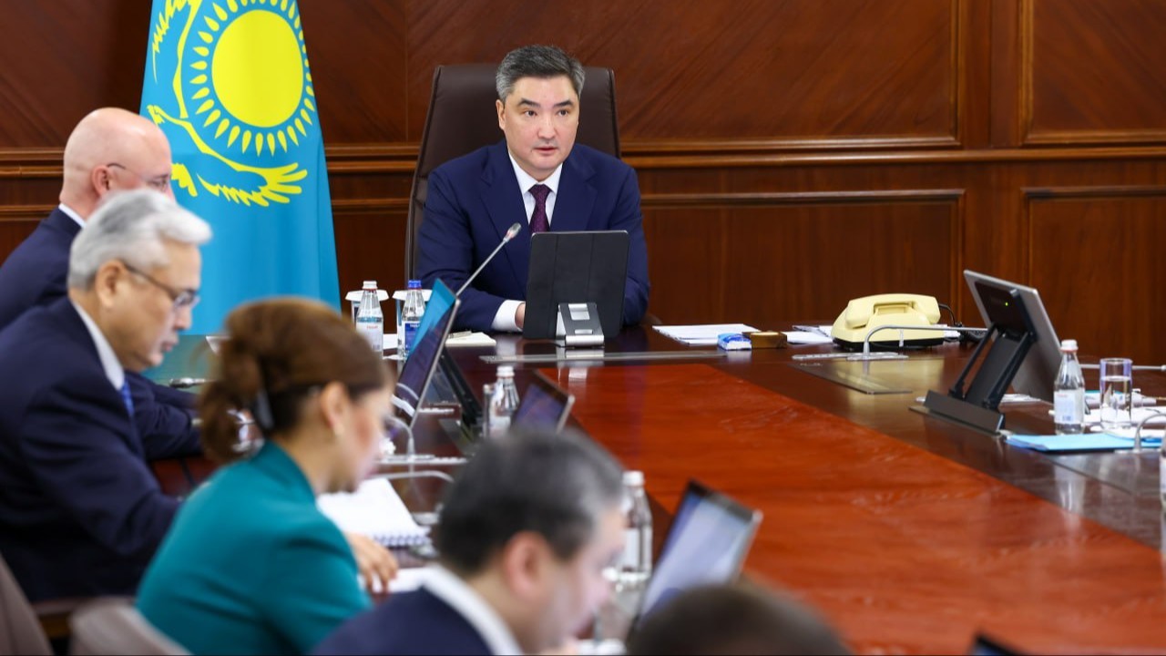 Олжас Бектенов полимер шикізатын тұрақты түрде жеткізуді тапсырды