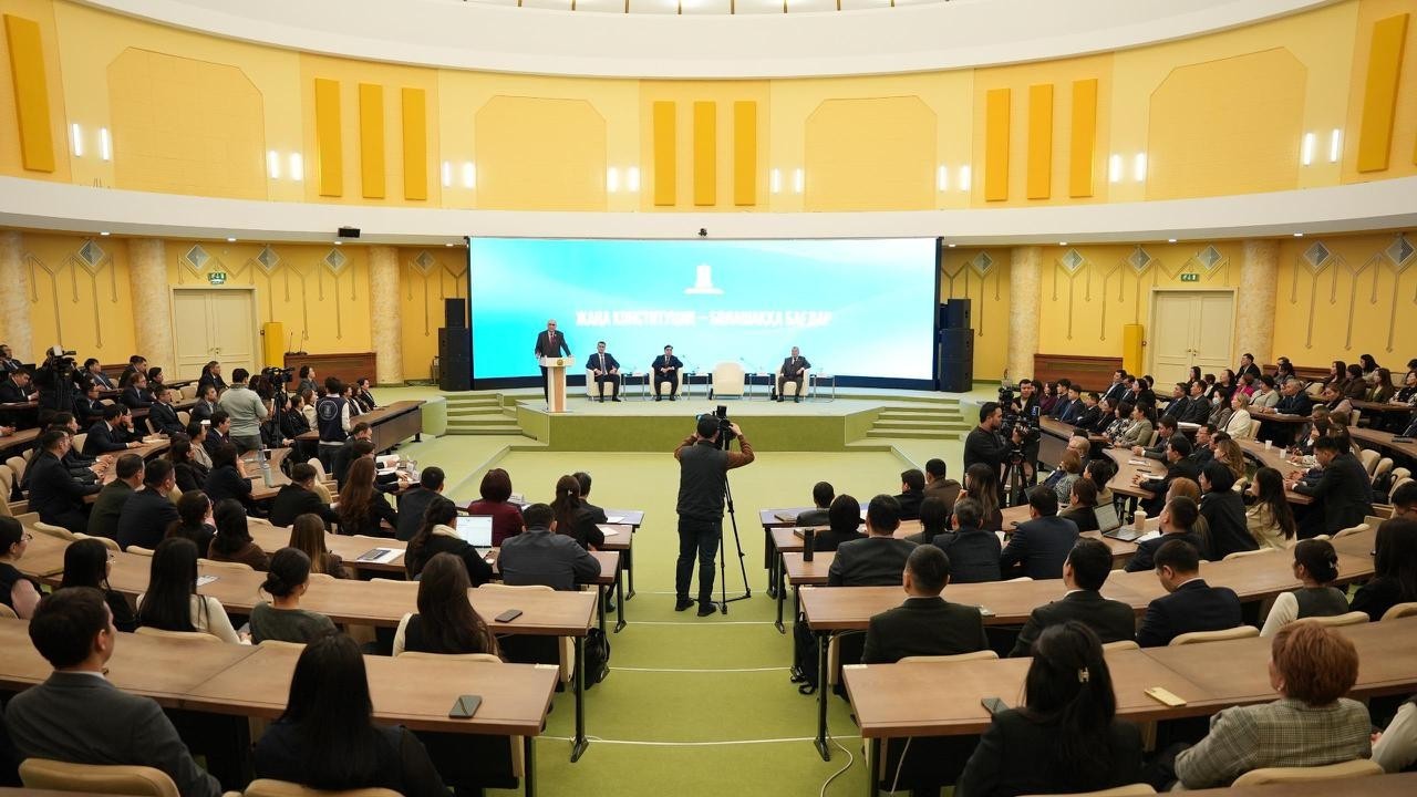 Мемлекеттік басқару академиясында сарапшылар конституциялық реформаны талқылады