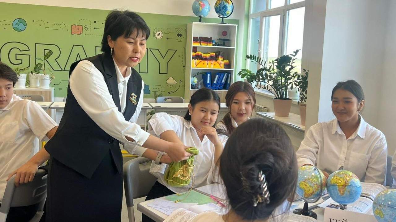 ЖИ оқушылардың пәнге деген қызығушылығын арттырады – елордалық мектеп директоры Жанат Айтова