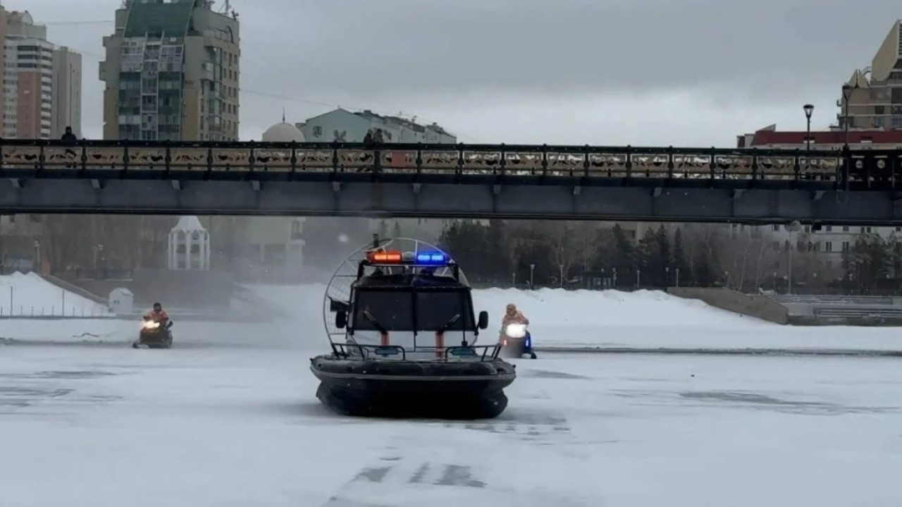 Астанада полицейлер мұз үстіндегі балықшыны құтқарды