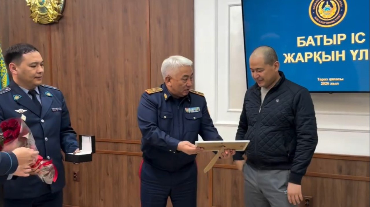 Таразда 13 жастағы қыздың ұрлануына жол бермеген азамат марапатталды