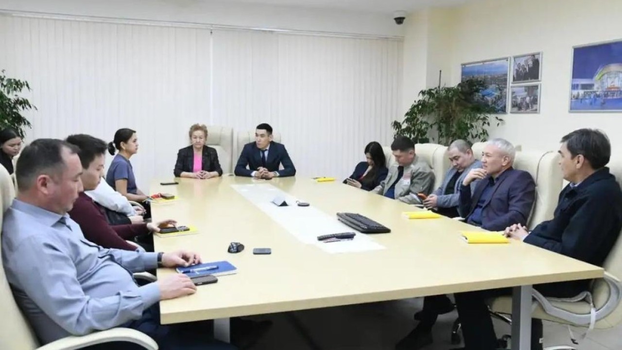 Астанада сауда ойын-сауық орталығында жаңа Конституция жобасы бойынша кездесу өтті