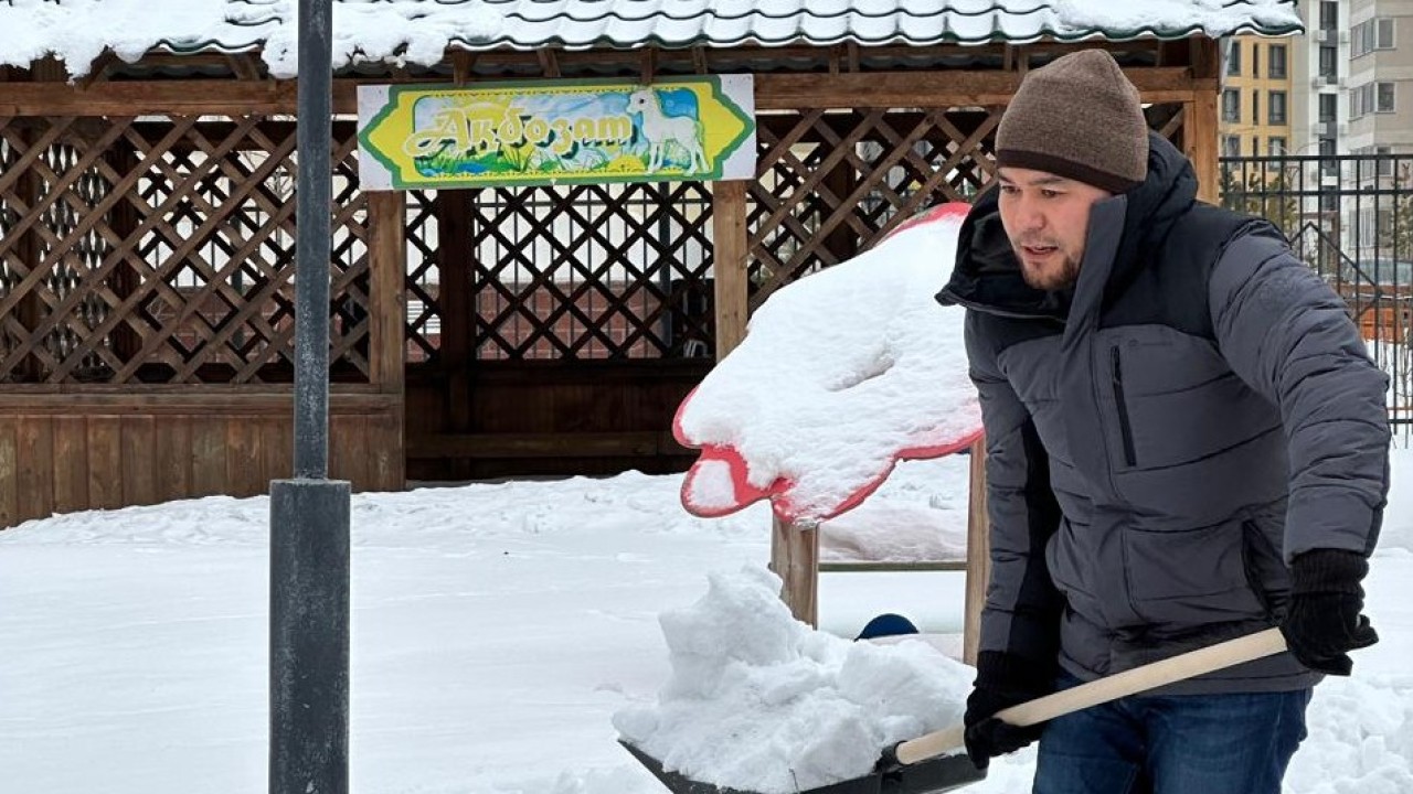 Экобастама аясында әкелер аула тазалығына атсалысты