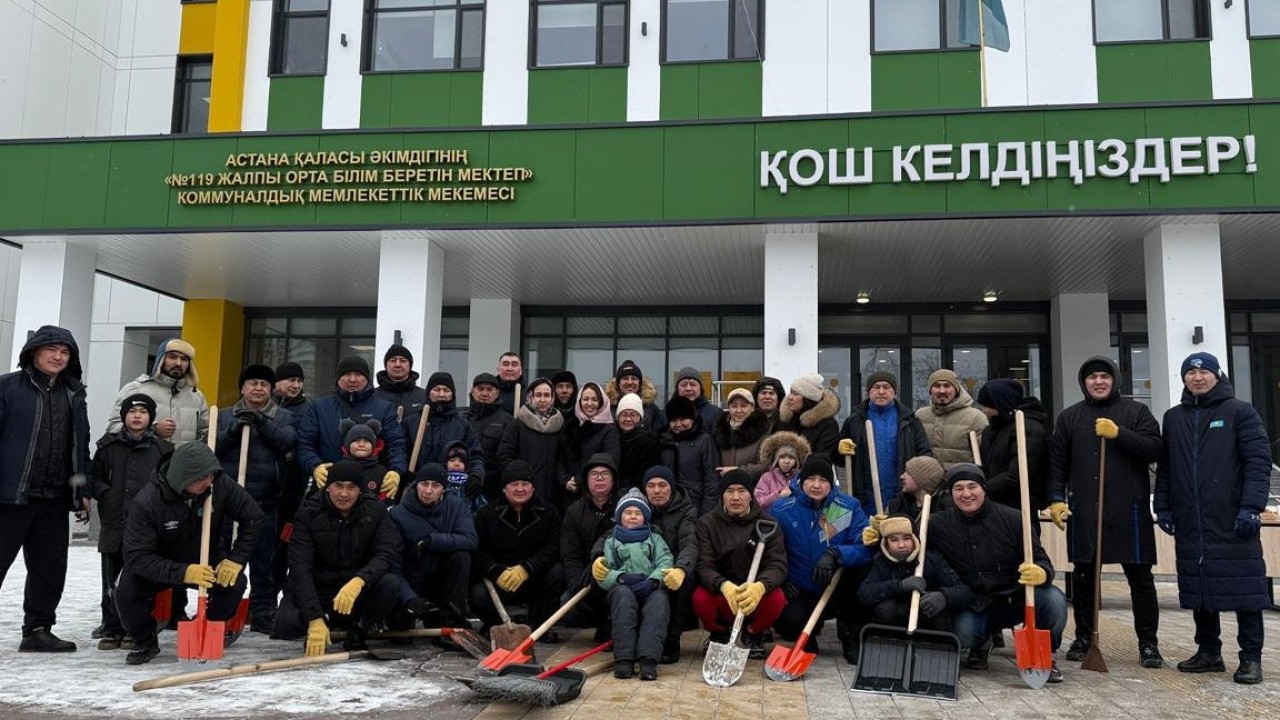 Елордадағы №119 мектепте 50-ден астам әке балаларымен бірге ауланы қардан тазалады