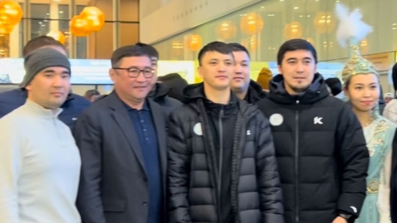 Абзал Әжіғалиевті жанкүйерлер Астана әуежайында қарсы алды