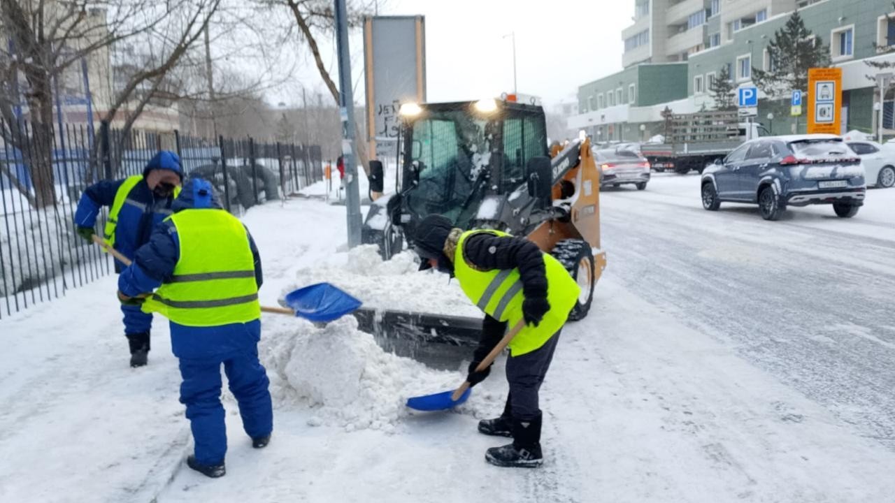 Астанада қар күреуге үш мыңнан астам адам шықты
