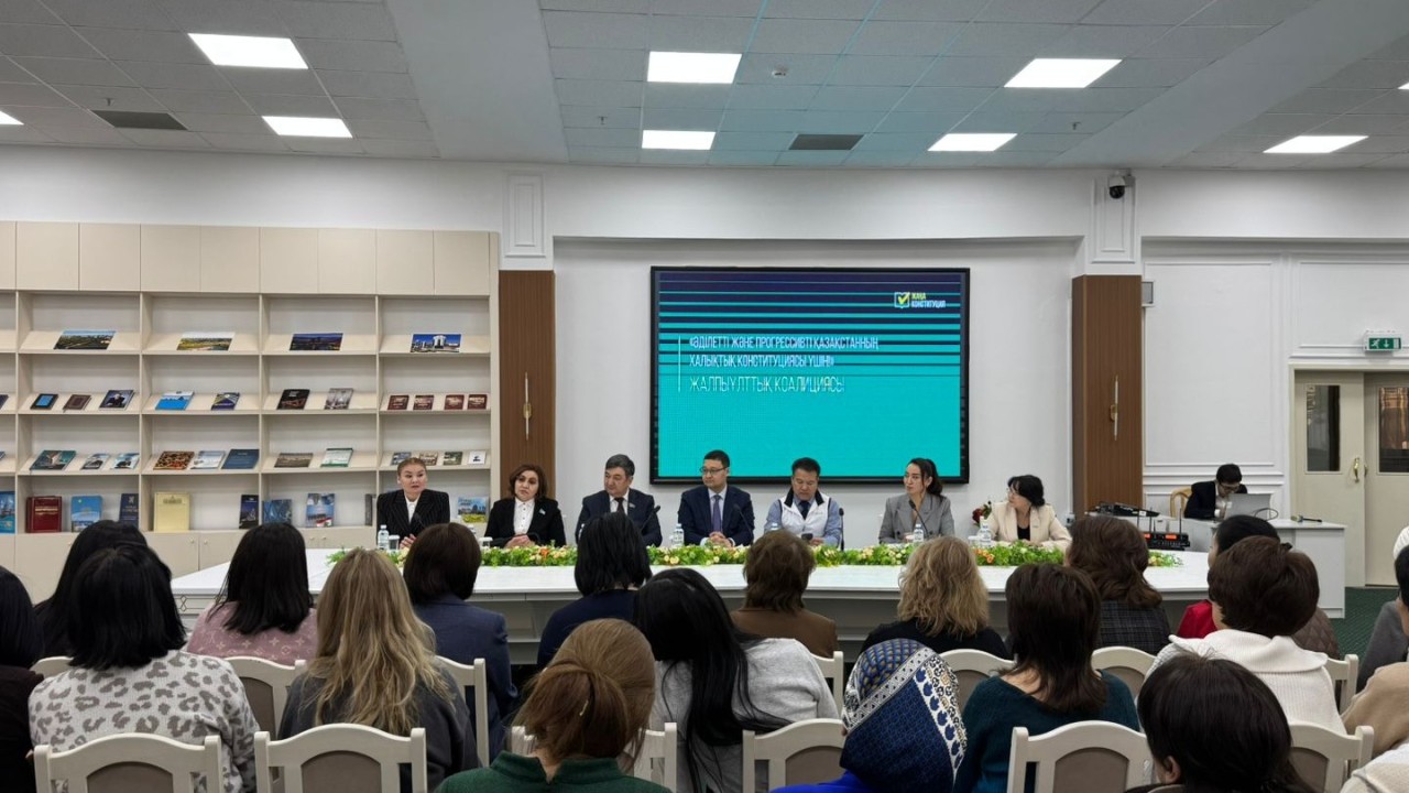 Астанада сенаторлар Ұлттық архив қызметкерлерімен кездесті