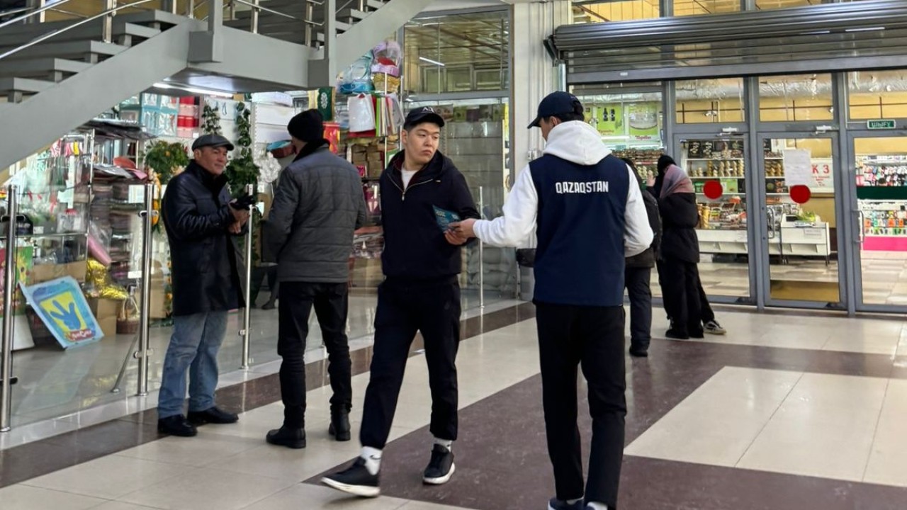 «Халықтық Конституция»: елордада Жалпыұлттық коалицияның белсенділері үгіт-насихат қағаздарын таратты