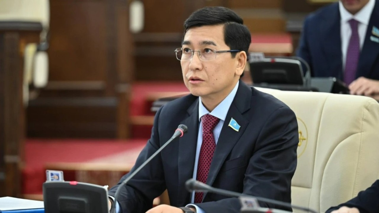 Асхат Аймағамбетов қоғам кең талқылаған Конституция жобасының баптарын түсіндірді