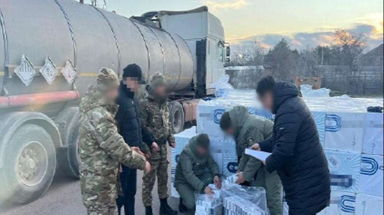 Шекарашылар цистернаға жасырылған 60 млн теңгенің контрабандалық темекісін тәркіледі