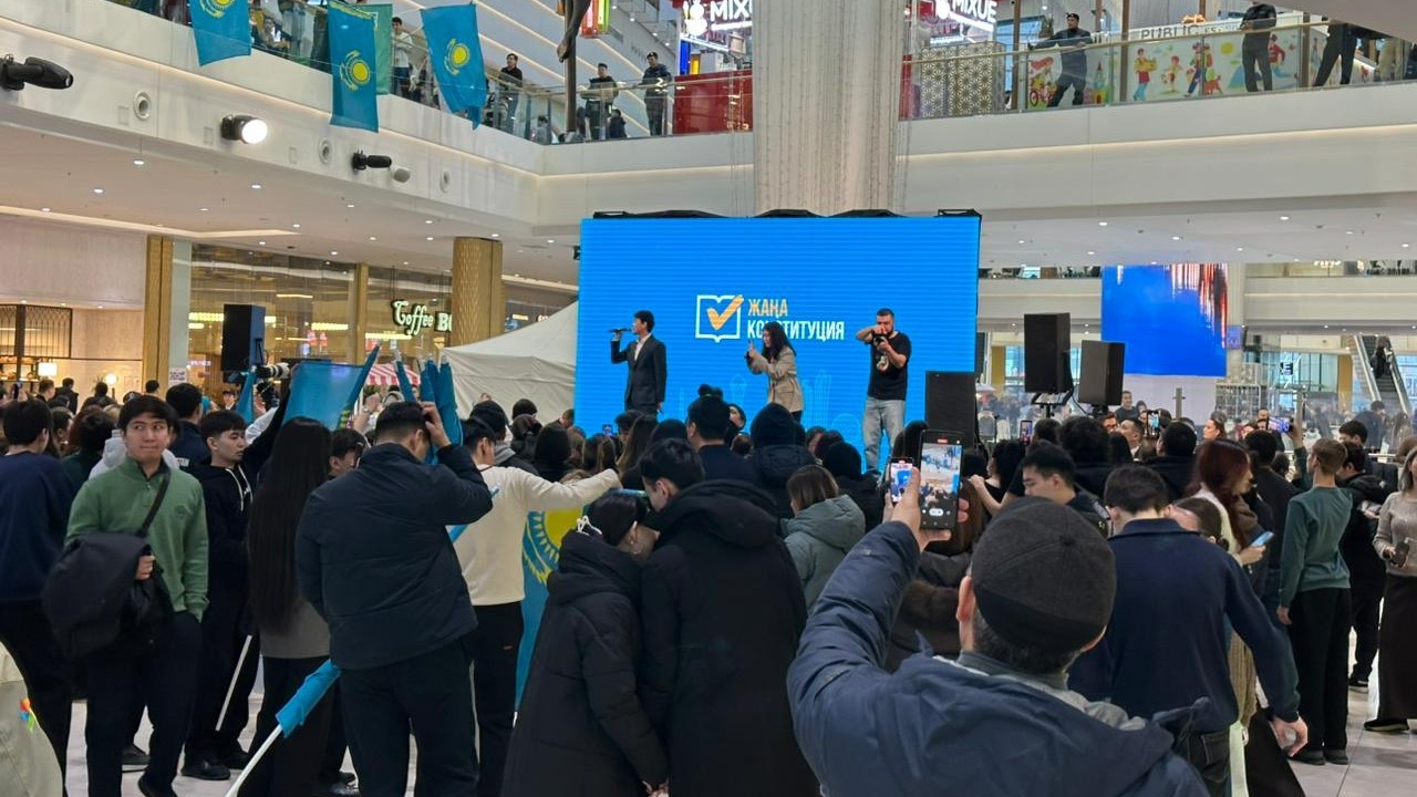 Астанада MEGA Silk Way сауда орталығында жаңа Конституцияны қолдауға арналған концерт өтті