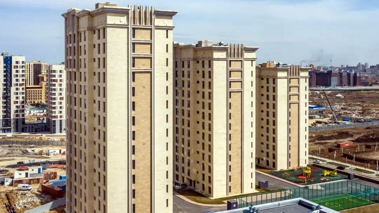 Астанада «Qyran» тұрғын үйіндегі пәтерлерді екі рет сатқандар ісі сотқа жолданды