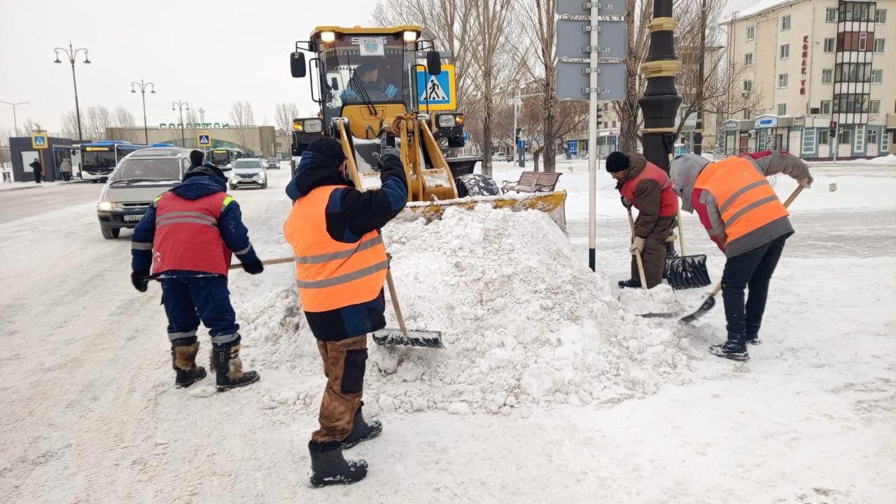 Астанадан бір түнде 45 мың текше метрден астам қар шығарылды