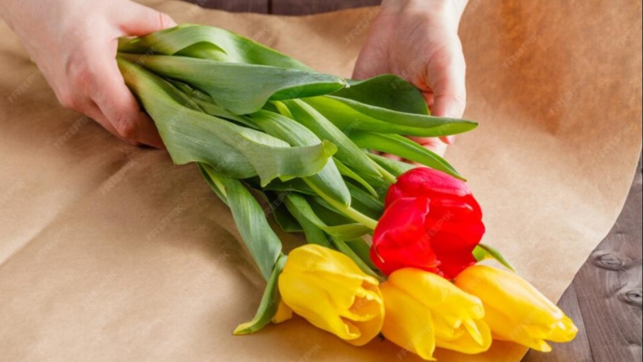 Астанада 8 наурыз қарсаңында азық-түлік жәрмеңкесінде гүл сатылады