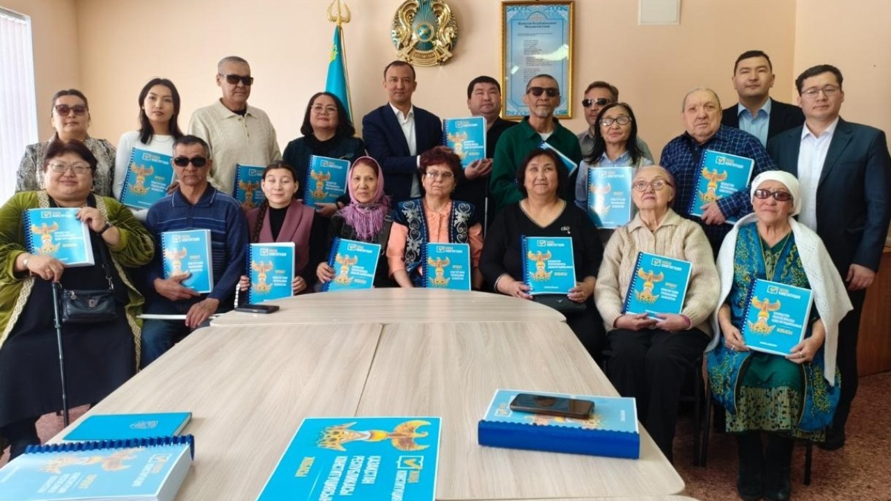 Қарағанды облысында жаңа Конституция жобасы Брайль қарпімен басылып шықты