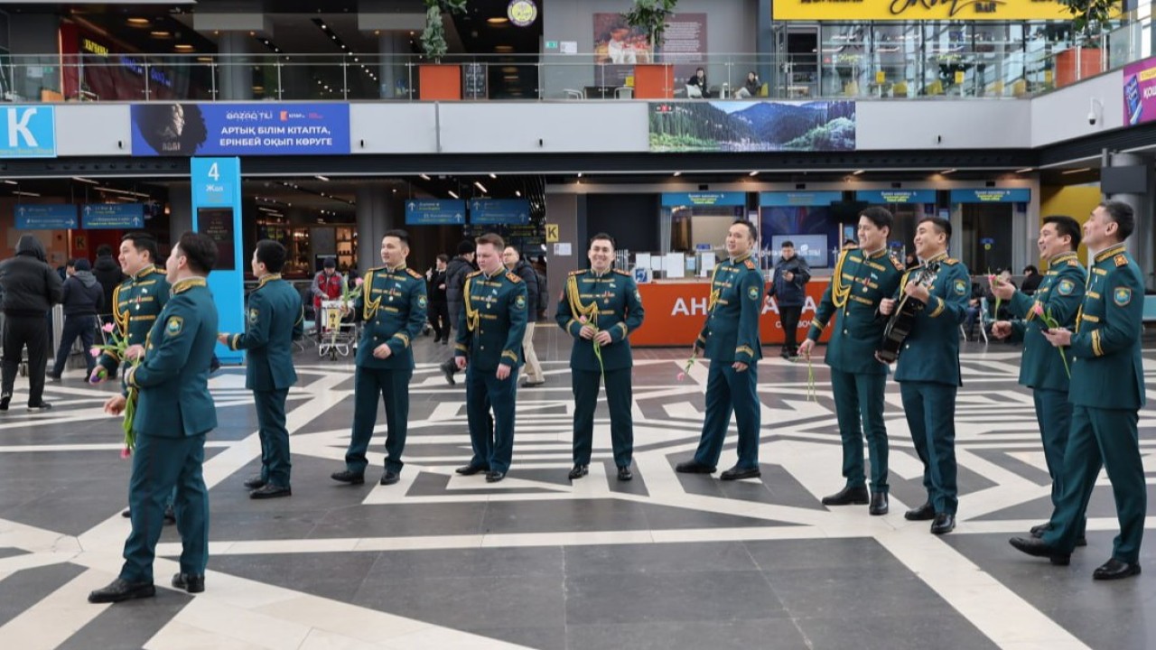 Ұлттық ұлан солистері астаналық аруларды құттықтады – ВИДЕО