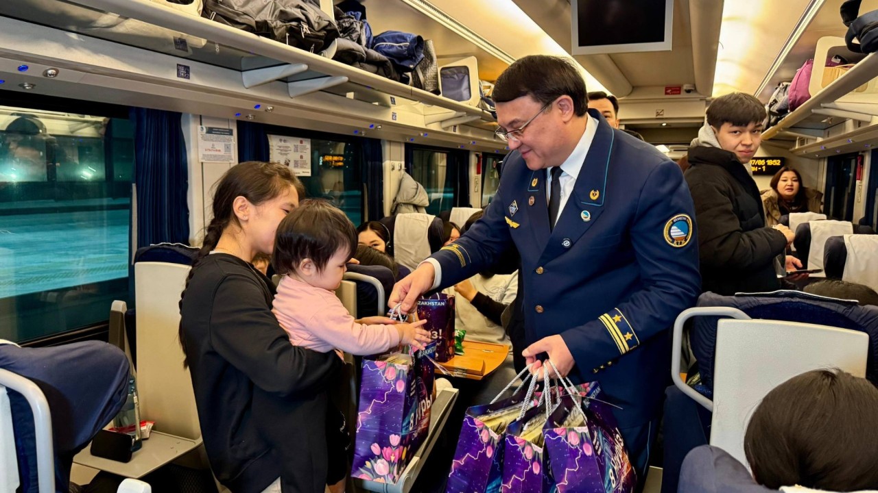 Елдегі пойыздарда мыңнан астам әйел жолаушыға сыйлықтар табысталды