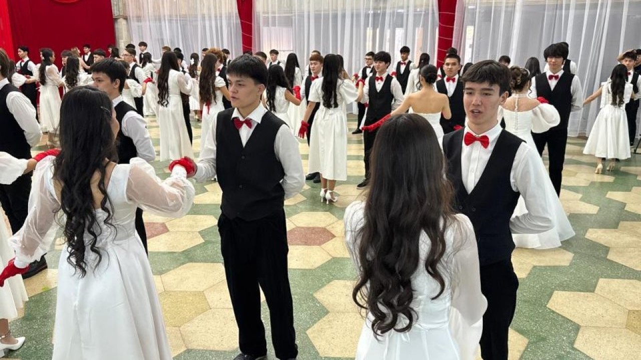 «Көктем симфониясы»: Астанада көшбасшы оқушылардың салтанатты балы өтті