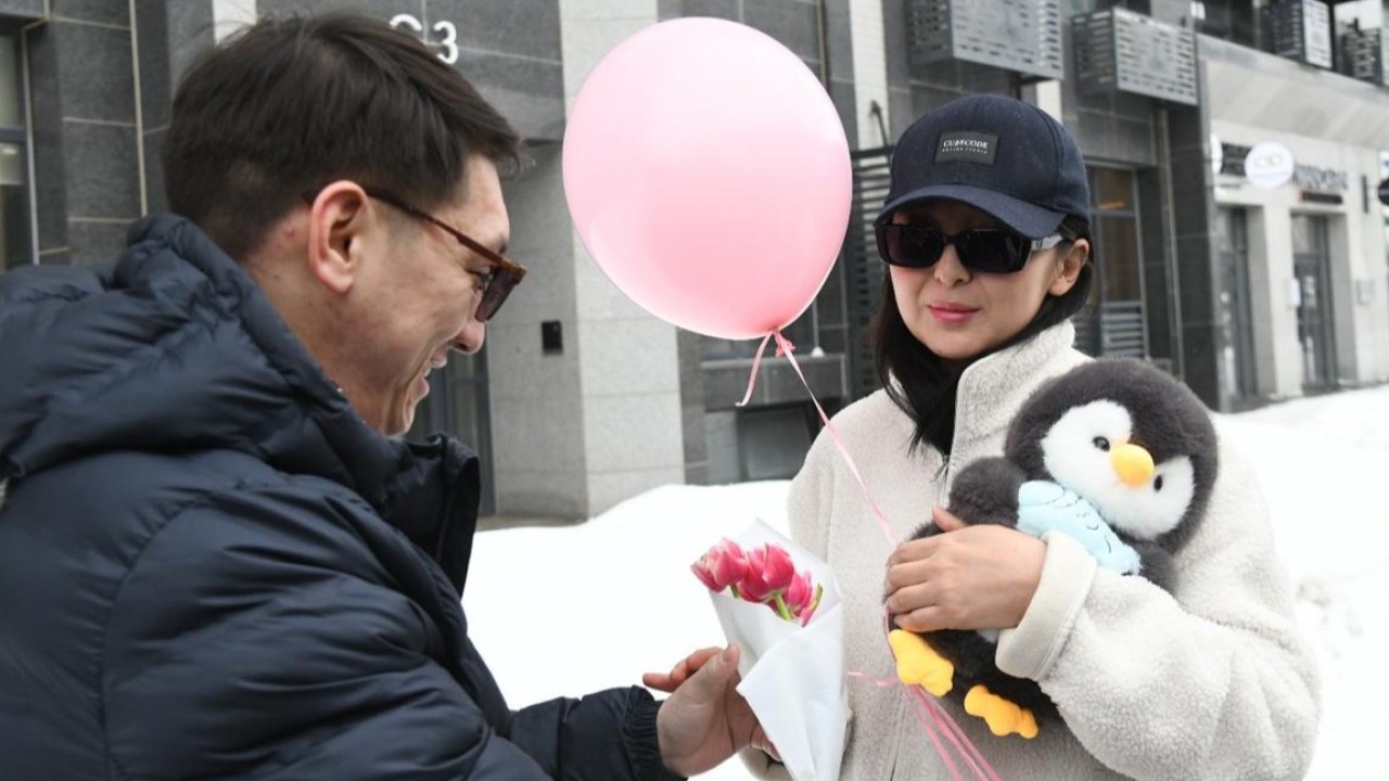 Астаналық қыз-келіншектерге 8 наурыз мейрамы қарсаңында гүл шоқтары таратылды